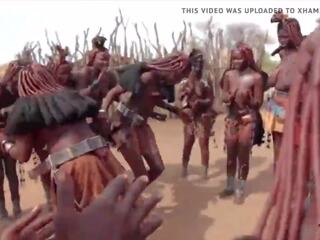 非洲的 himba 女 舞蹈 和 搖擺 他們的 下垂 奶 周圍