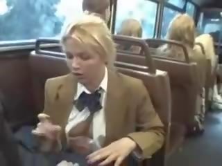 Blonda femme fatale suge asiatic băieți membru pe the autobus