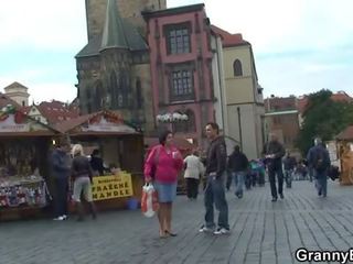 Babičky turistický jumps na bodnutí