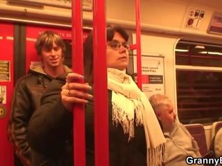 Ai zgjedh lart bigtitted femër në the metro