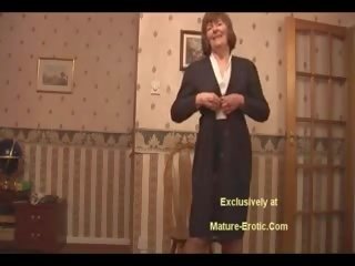 Beguiling бабичка в чорапогащи и пояс видеоклипове край космати