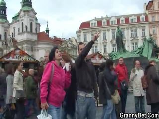 Šī youngster brings viņai mājas līdz komanda jāšanās viņai vecs sperma caurums