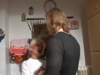 Exceptional blond deutsch oma schlug im küche