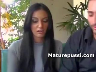 Puikus tremendous brunetė milf šikna apie displėjus už a daug jauniau vyras