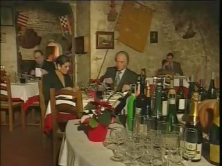 Smart italiaans middle-aged overspel echtgenoot op restaurant