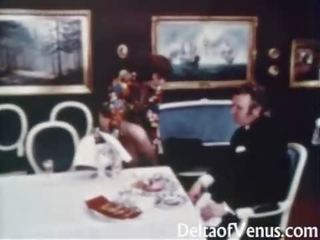 Ročník pohlaví klip 1960s - chlupatý hlavní bruneta - stůl pro tři