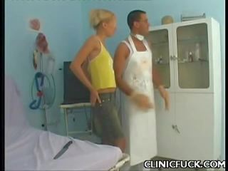 Blond heiße schnitte genießt klinik sex film