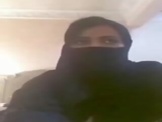 Müslüman genç kadın gösteren büyük boncuk, ücretsiz sarılı çıplaklık erişkin video klips